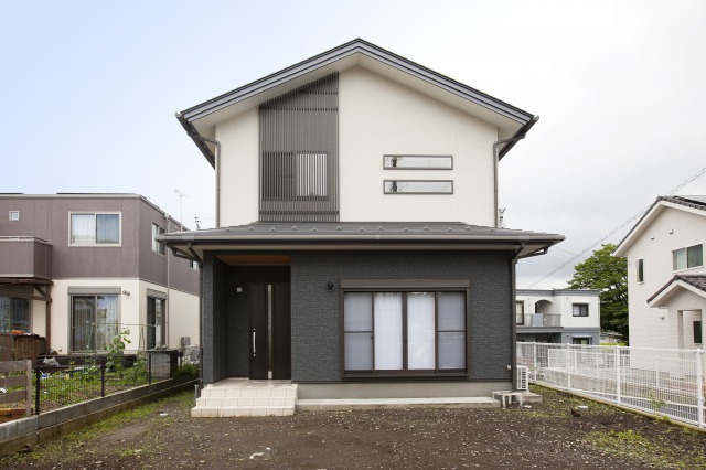 縦格子のデザインが印象的な洗練された洋風の家　小山町I様邸